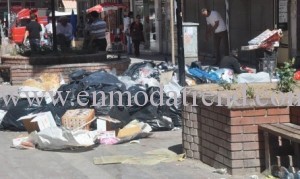 Kapı altından atılan reklam kağıtları 2 kağıthane pislik içinde (2)