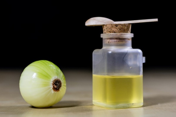 Saç dökülmesi ve sağlıklı saçlar için soğan suyu kürü