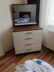 4 çekmeceli ikinci el aynalı şifonyer FİYATI: 200 TL