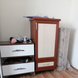 Kısa boylu ikinci el elbise dolabı FİYATI: 100 TL